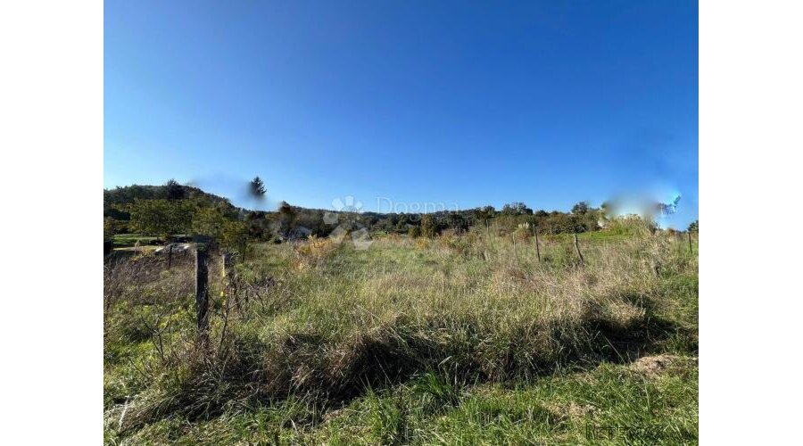GRAĐEVINSKO ZEMLJIŠTE PRAVILNOG OBLIKA 2030 m2