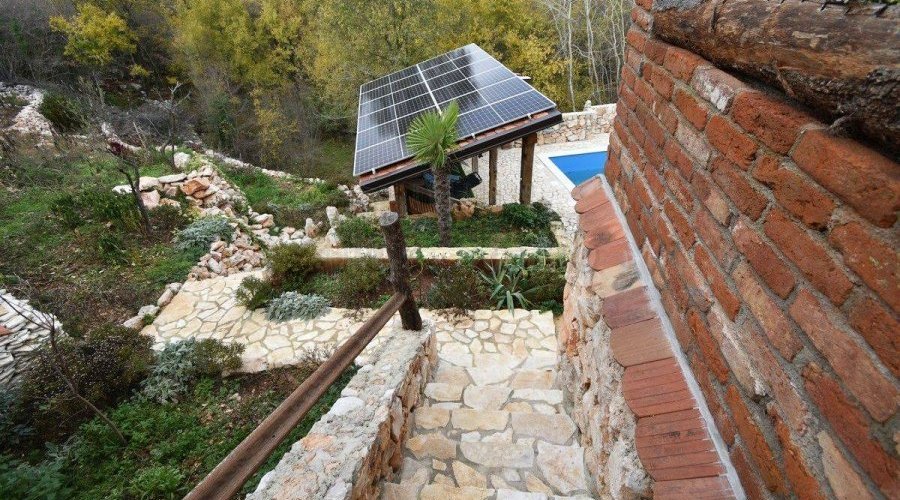 Kuća s lijepom okućnicom i bazenom - 6