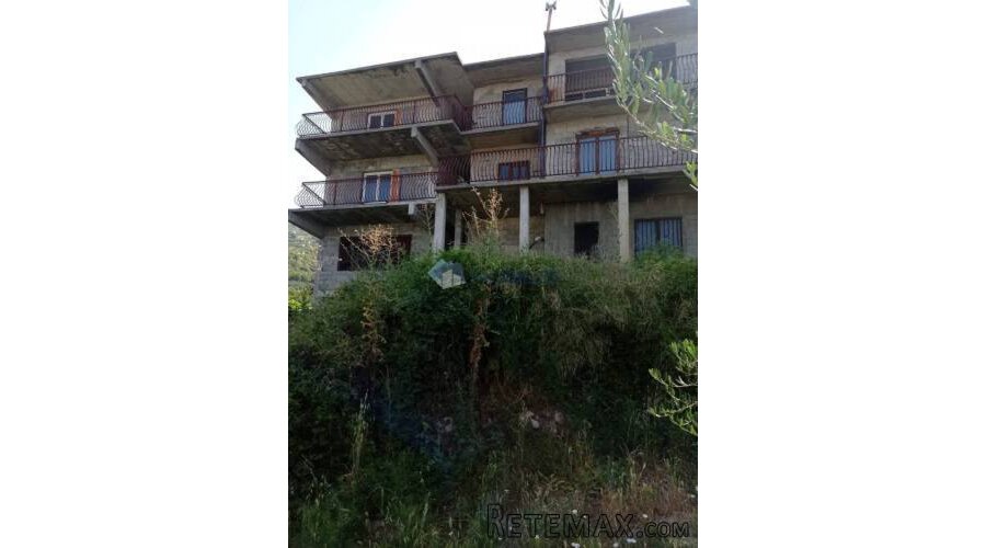 Split, Podstrana, rohbau kuća 265 m2, 10 jedinica!