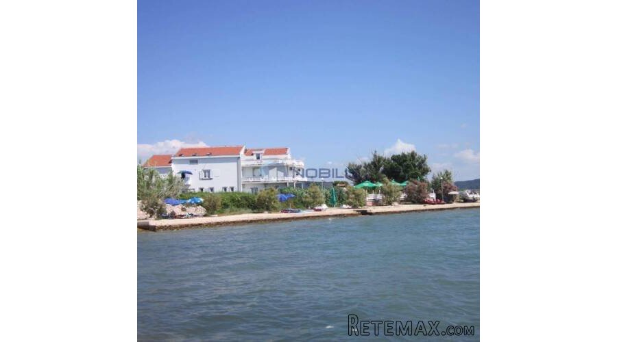 Zadar, Ražanac, villa sa 17 stanova, 1.red