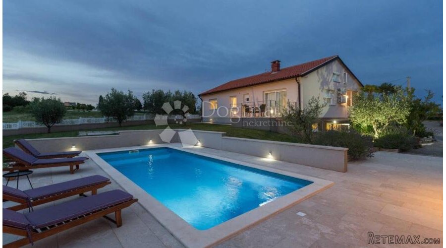 Vila sa bazenom i prekrasnom okućnicom