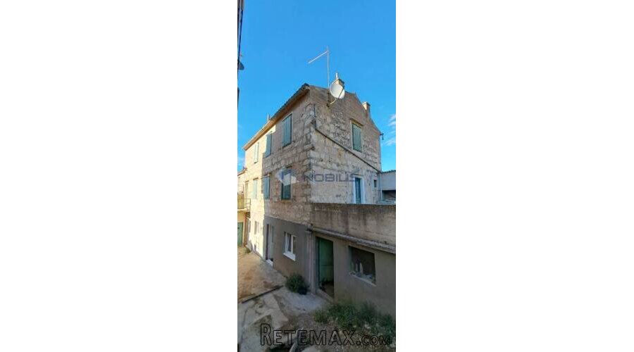 Vis - Centar, kamena kuća 228 m2 s okućnicom 200 m2