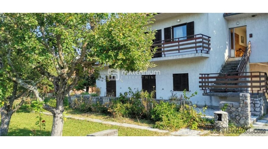 Podhum, kuća od 200m2 s 2 garaže i velikom okućnicom