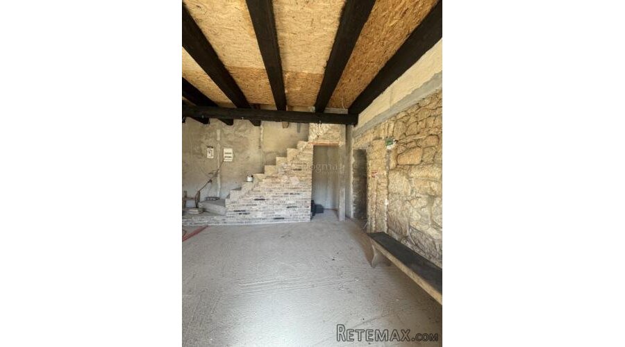 Kamena kuća s projektom i novim krovom-168m2+2300m2 poljop. - 2
