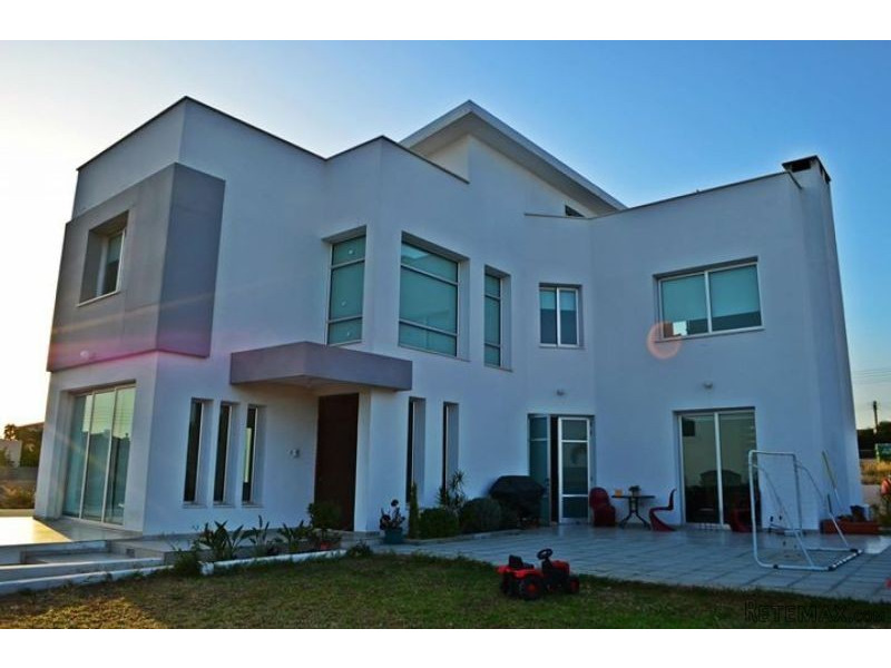 Modern three bedroom + attic..