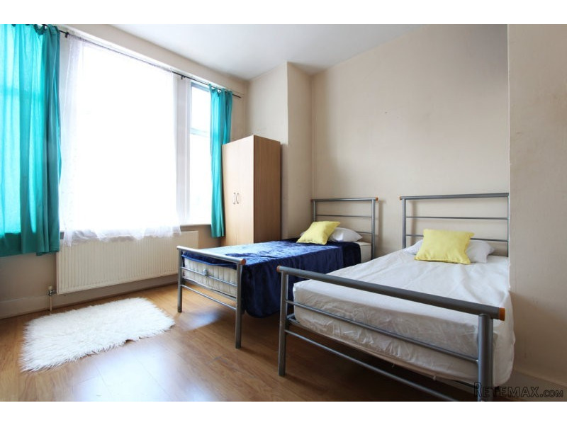Twin with 2 single bed near Turnpike..