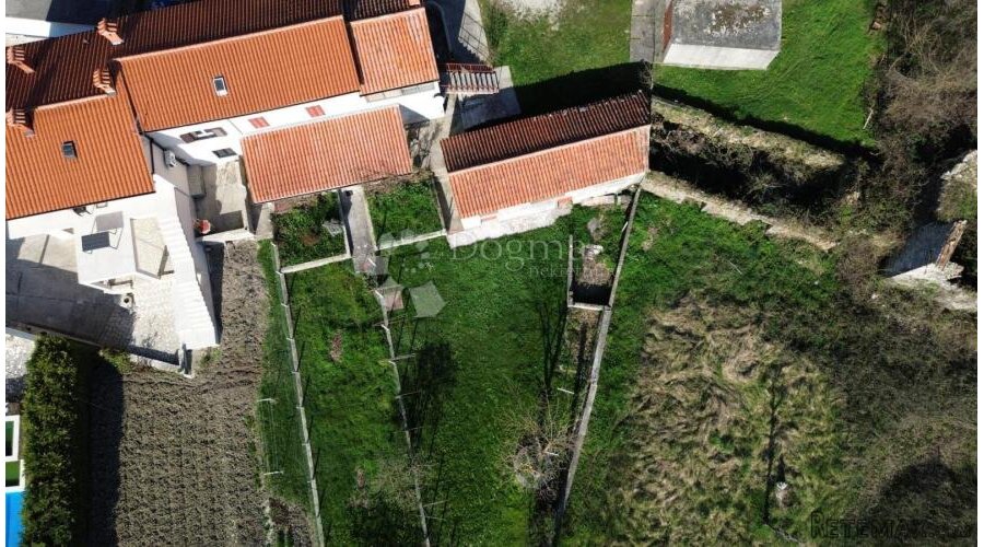 LABIN,kuća sa pomoćnim objektom u blizini grada