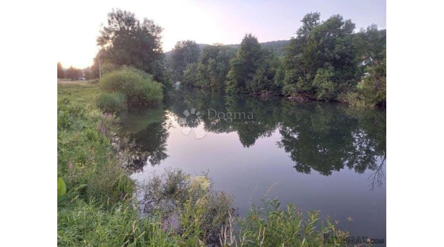 GRAĐEVINSKO ZEMLJIŠTE NA SAMOJ OBALI RIJEKE DOBRE