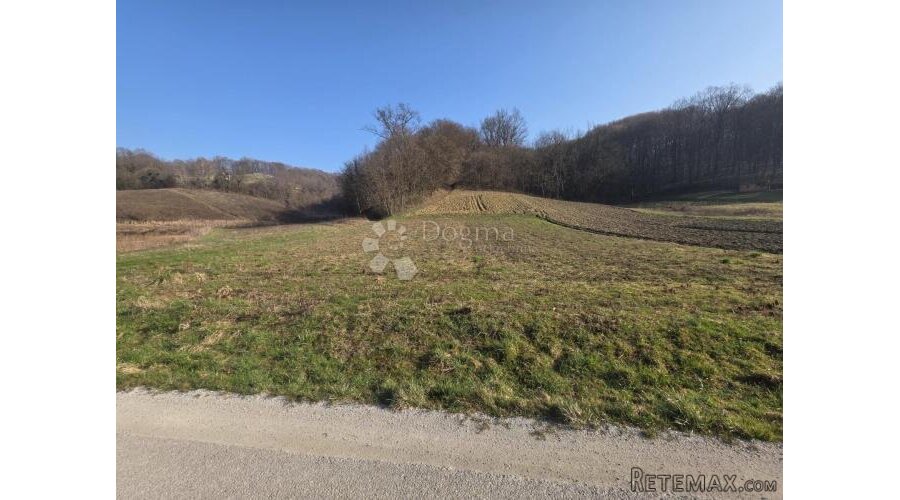 Građevinsko zemljište 1.176 m² – ravan teren, mirna lokacija