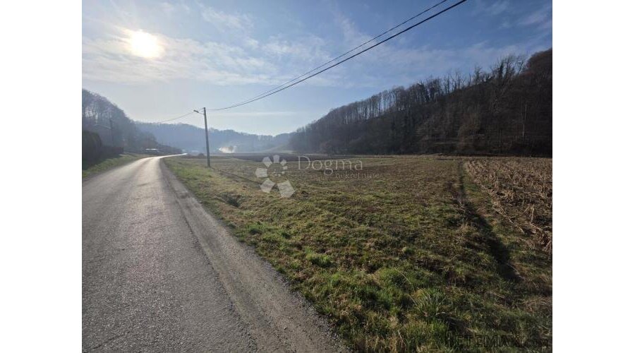 Građevinsko zemljište 1.618 m² – ravan teren, mirna lokacija