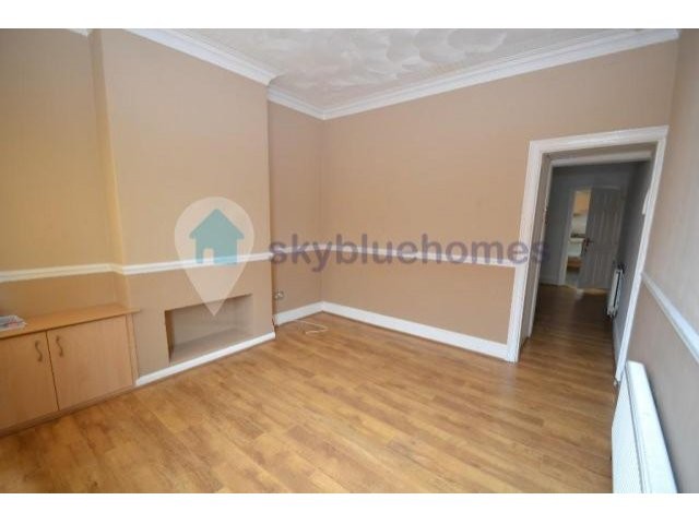 House - Don't miss out on this SPACIOUS.. - 2