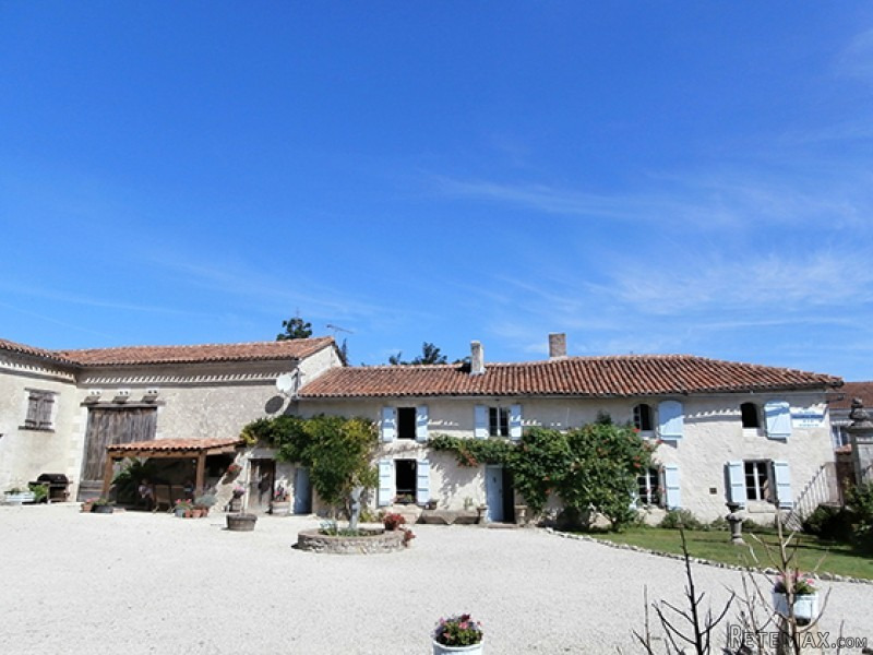 Beautiful Charente Property On 2.741m2 - 2