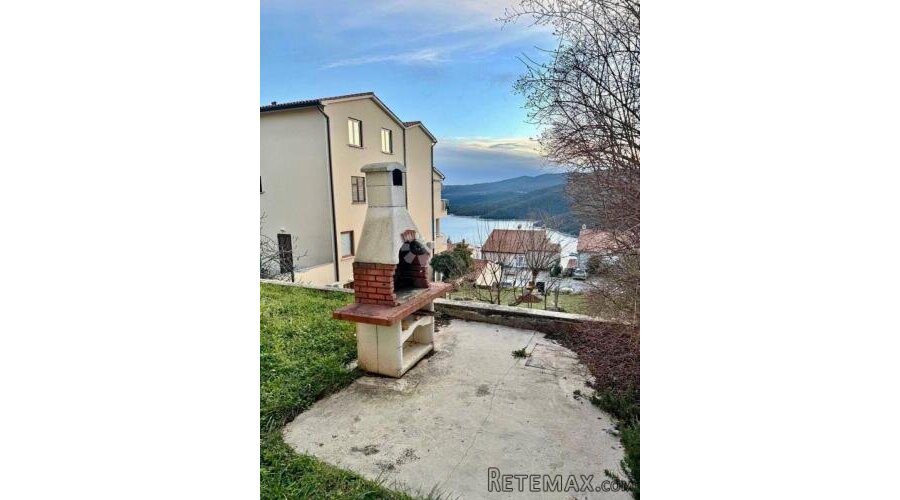 Rabac – Prizemni apartman s terasom i parkingom