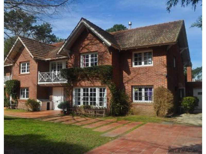 7 Bedroom House - For Rent - Golf - 2