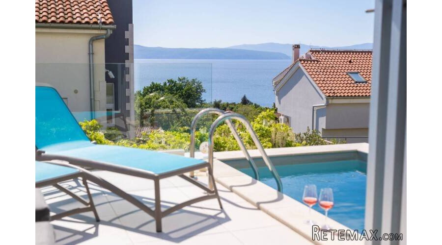 Vrhunski apartman s bazenom i pogledom na more!