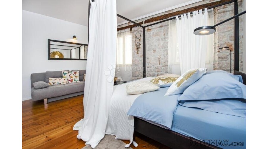 ROVINJ - ekskluzivna kuća uz more s apartmanima