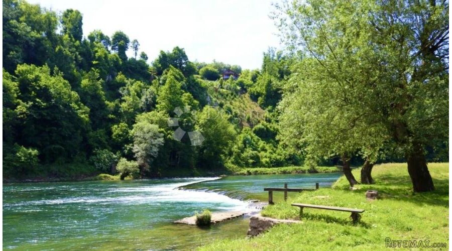 Prostrana parcela uz rijeku Koranu !