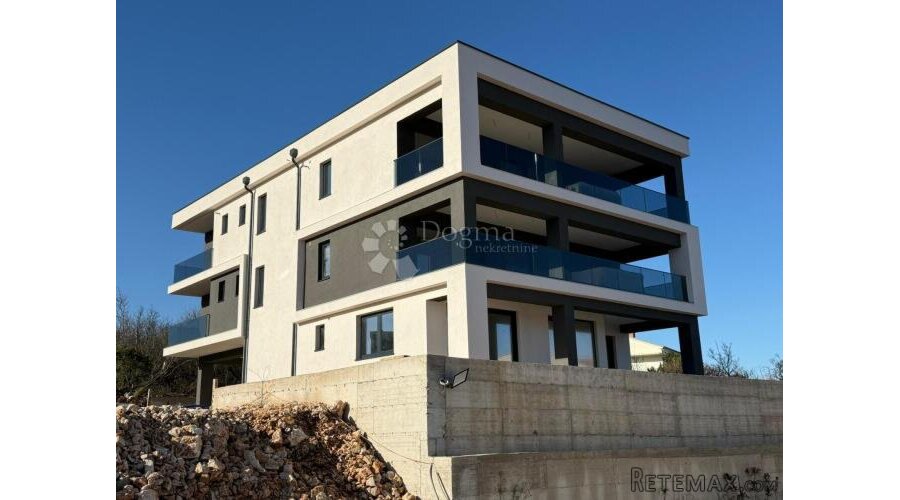 OTOK KRK VRBNIK- LUKSUZNI APARTMAN NA PRVOM KATU ODLIČNE NOV