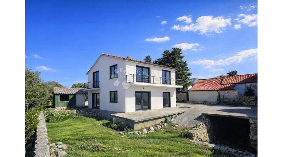 OTOK PAG - Kuća s 6 stambenih jedinica za renovaciju- ODLIČN