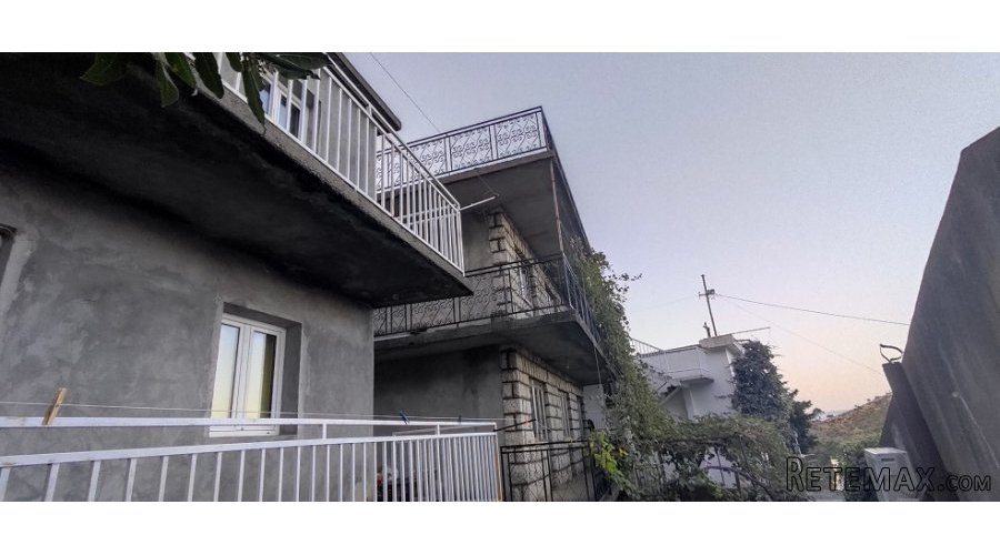 Prodajem dve kuce u Sutomoru