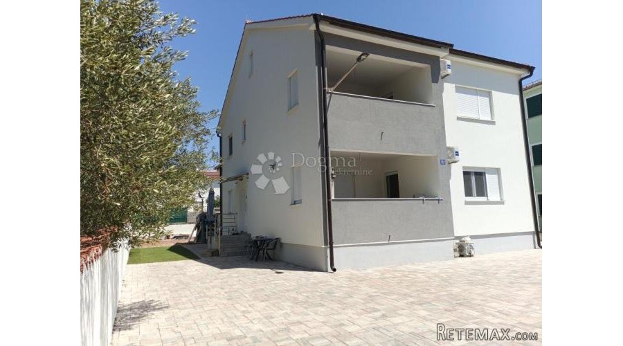 KUĆA U VODICAMA S DVA ODVOJENA STANA 256 m2