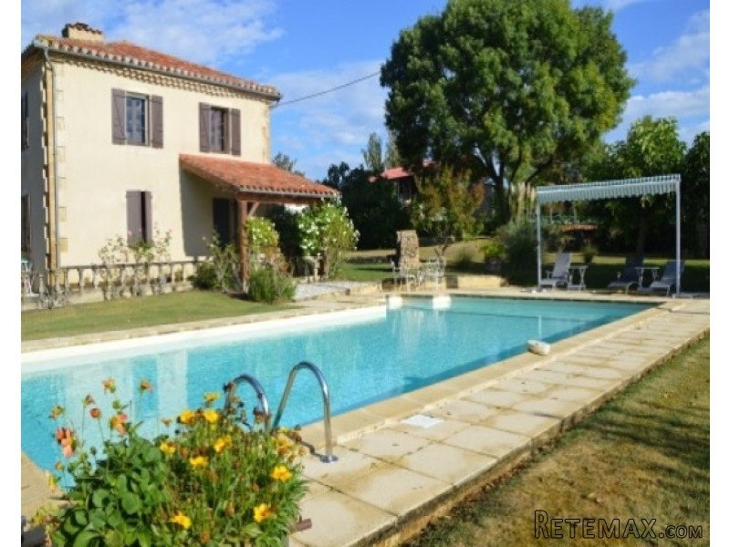 Pretty hamlet house with pool and large..