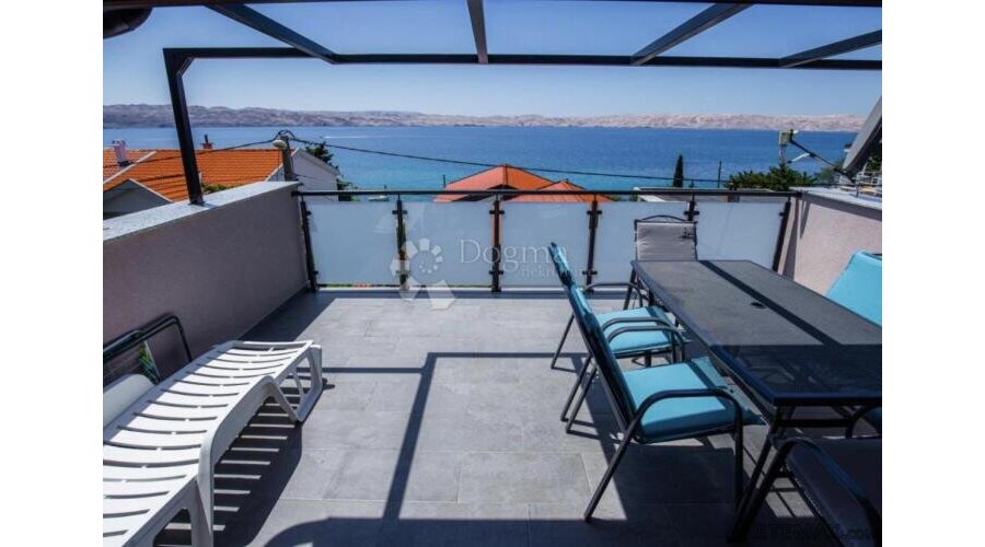 KUĆA S TRI APARTMANA UZ MORE