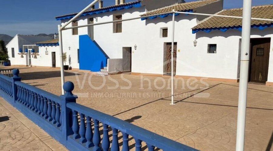 NEW LISTING TO VOSS HOMES - A huge, stunning, approx 490m2.. - 7