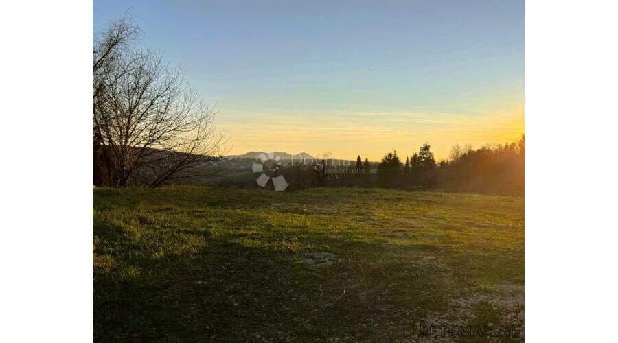 Rijetka prilika: zemljište spremno za gradnju s prekrasnim p