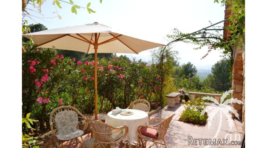 A very well presented and spacious finca style property.. - 3