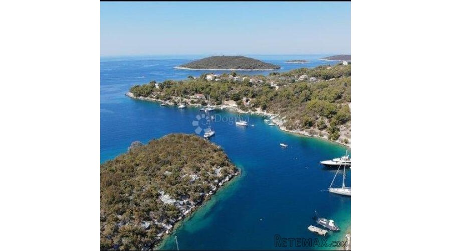MASLINICA – 603 m² TIŠINE, MORA I SEDAM OTOČIĆA NA DLANU