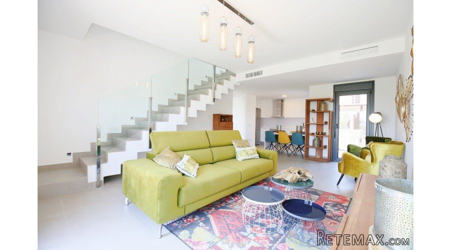 This wonderful semi-detached villa can be found in walkable.. - 2