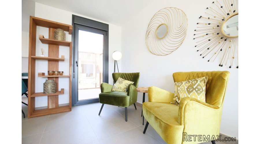 This wonderful semi-detached villa can be found in walkable.. - 3