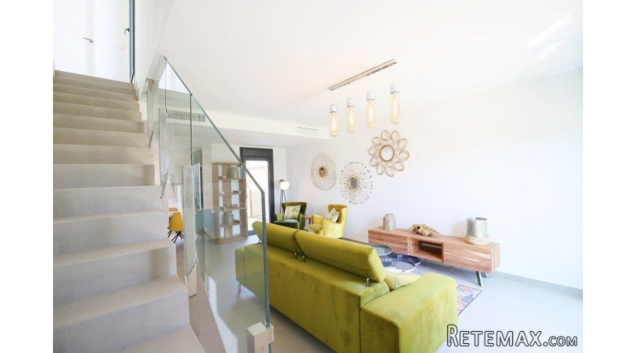This wonderful semi-detached villa can be found in walkable.. - 4