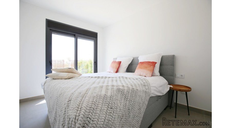 This wonderful semi-detached villa can be found in walkable.. - 7