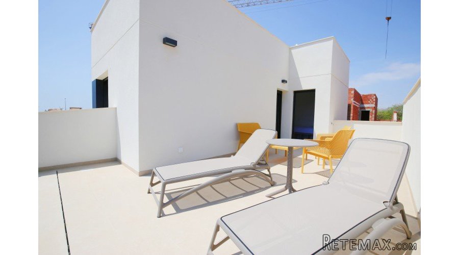 This wonderful semi-detached villa can be found in walkable.. - 8