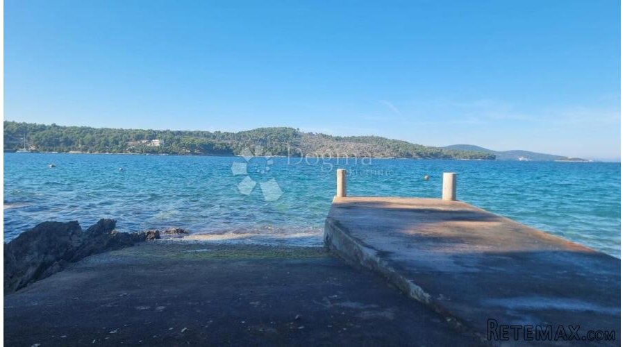 Prostrana kuća u mirnoj vali na moru - 2