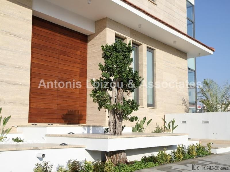 Stunning Hi Tec ultra Modern House. - 2