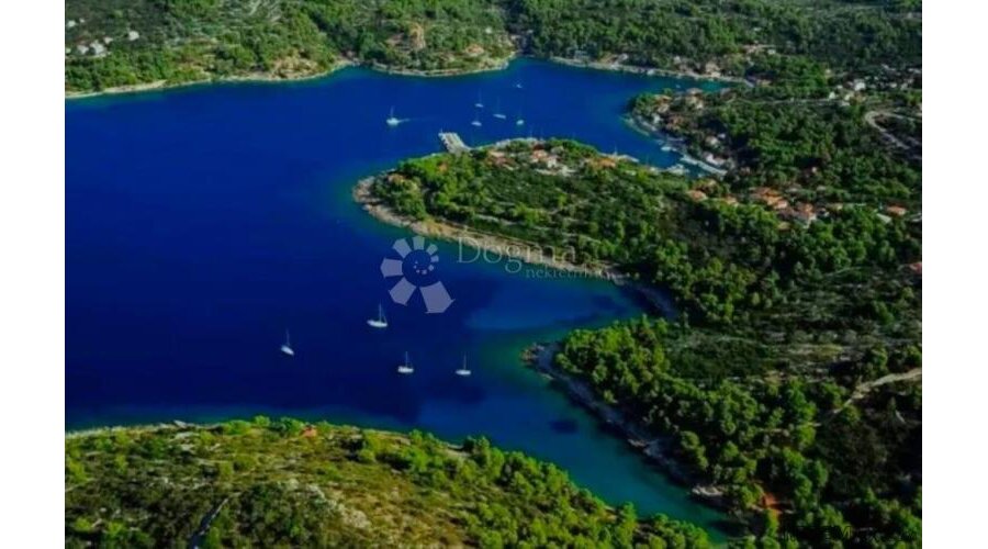 ŠOLTA-PRVI RED DO MORA, građevinska parcela 2068 m2 i kuća 1