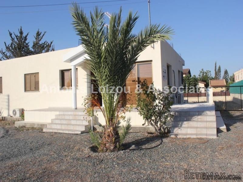 3 Bedroom Detached house with large..