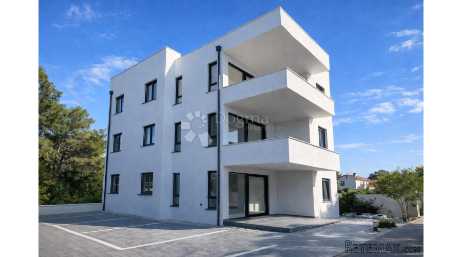 Petrčane - trosobni stan na 1.katu - 80m od mora