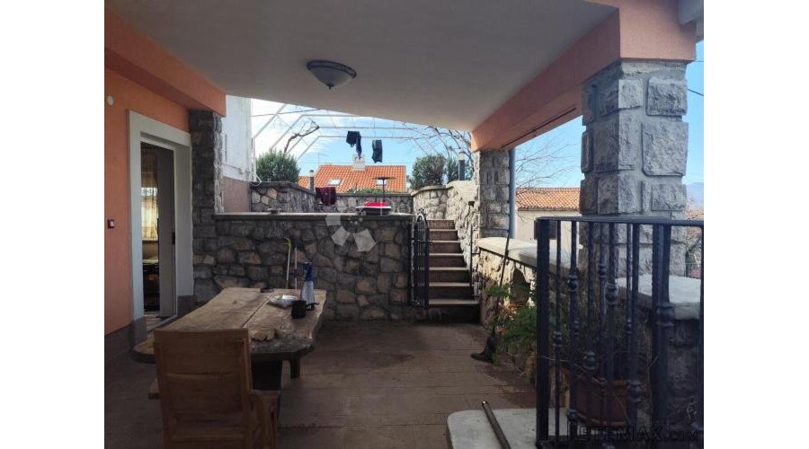 Kostrena - etaža sa okućnicom i garažom