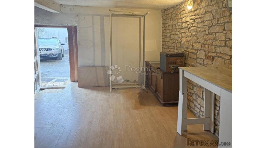 Kaštelir-kuća u nizu za renovaciju