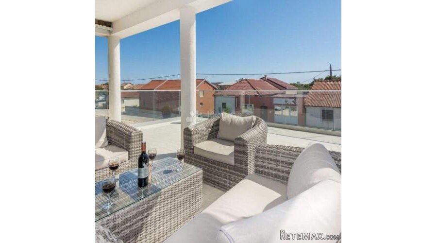 PRODAJE SE KAT KUĆE S DVA MODERNO NAMJEŠTENA APARTMANA CENTA