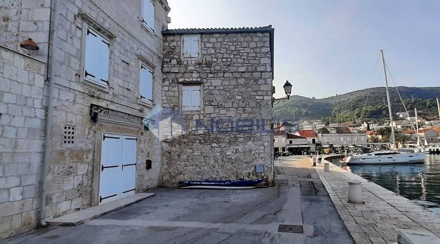 Vis, stara kamena kuća 237 m2, prvi red do mora - 13