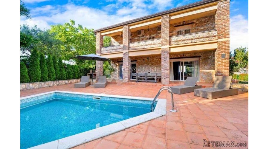 Mediteranska vila rustikalnog šarma, 238 m²