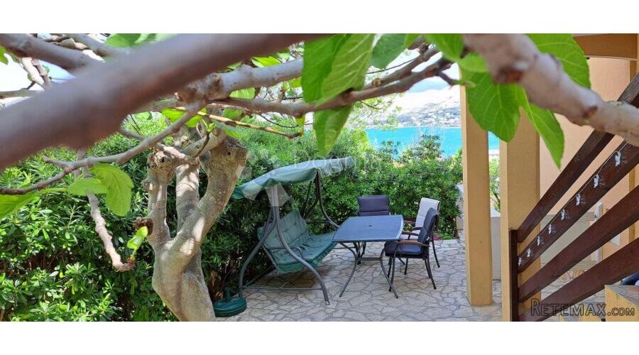 OTOK PAG KUĆA SA 4 APARTMANA