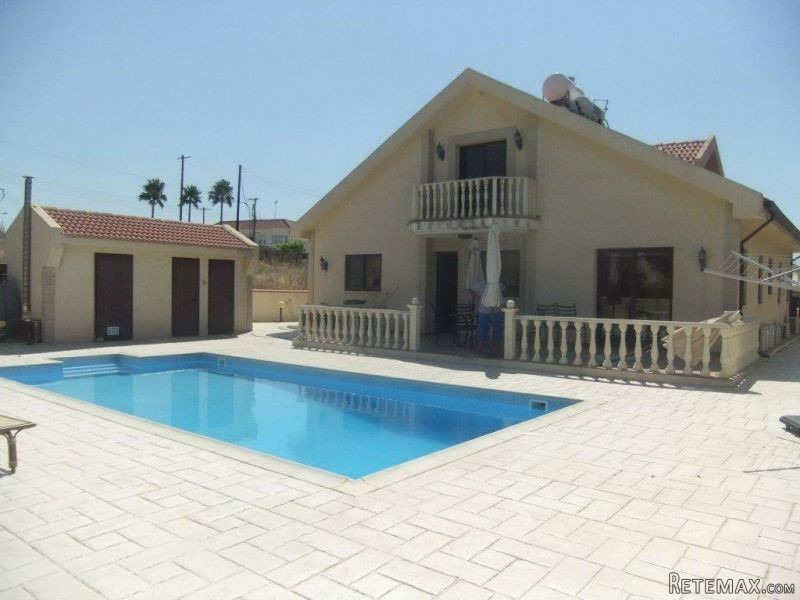 4 Bedroom House in Pyrgos Village