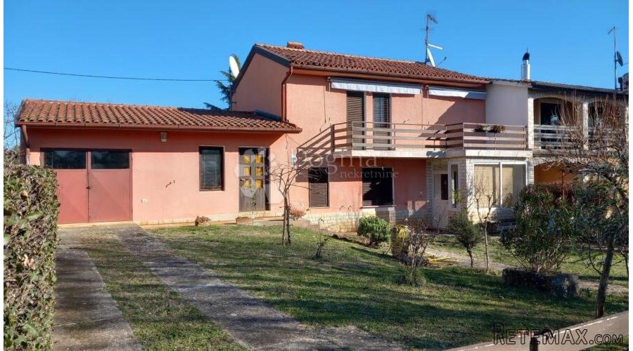 Prostrana Kuća s Dva Apartmana u Mirnom Okruženju Blizu Brto