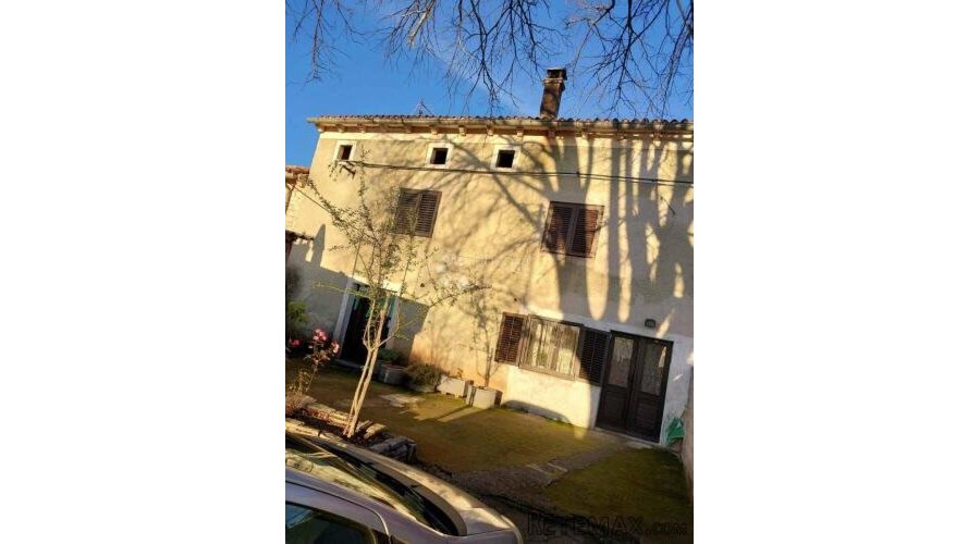Kuća sa građevinskim zemljištem